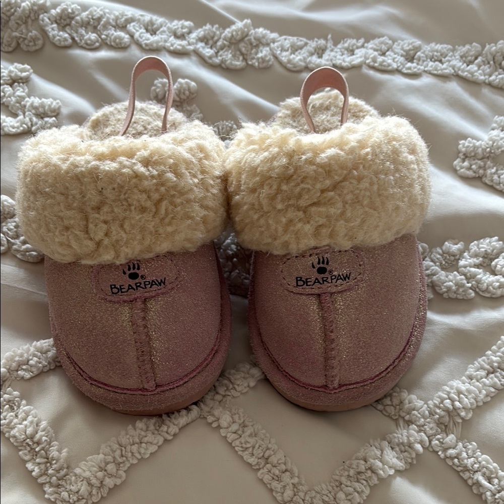 Barely worn Bearpaw kids slippers!